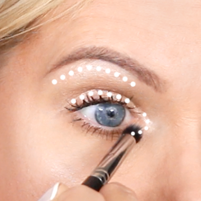 Apply to inner eye corner, brow bone & eyelid to brighten & lift eyes